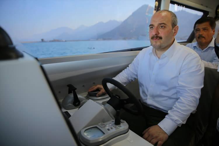 <p>Firmaların güçlü hale gelmesini, Antalya Serbest Bölge'nin yatçılık sektöründe ilerlemesini anlamlı bulduklarını belirten Varank, Bakanlık olarak sektöre yatırım yapmaya devam edeceklerini kaydetti.</p>