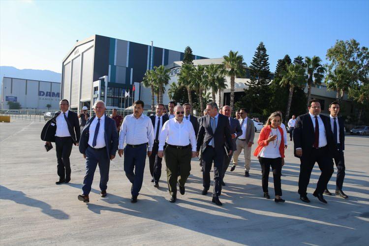 <p>Varank, şunları söyledi:</p>
<p>"Tıpkı otomotiv endüstrisinde olduğu gibi özellikle deniz sektöründe de trendler değişiyor. Artık çevreye daha saygılı, karbon emisyonu daha az salınımı olan tekneler inşa ediliyor. Bizim firmalarımız da bu değişim ve dönüşüme şu anda çok hızlı bir şekilde ayak uydurmuş durumda. İstanbul, Yalova'daki tersaneler alanının en teknolojik ve en çevreye saygılı gemilerini inşa ediyorlar. İşte burada Antalya'daki serbest bölge de biraz daha küçük, daha lüks, daha katma değerli tekneleri inşa ediyorlar. Sanayi ve Teknoloji Bakanlığı olarak bu alanı aslında imalat sanayinin bir parçası olarak görüyoruz."</p>
