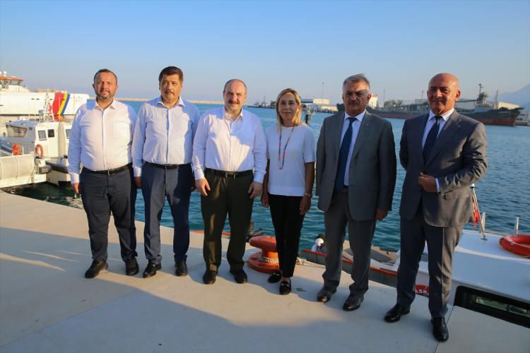 <p>Bakan Varank, ziyarette firma temsilcisine bir yat inşa ederken kaç kalem ürün kullandıklarını sorduğunu ve 6 bin ila 6 bin 500 cevabını aldığını belirtti. Bu ürünlerin arasında yurt dışından alınanların da bulunduğuna işaret eden Varank, sektörle ile bir yerlileşme hamlesi başlatmak ve Türkiye'nin ithal ettiği ürünlerin tamamını sektör ile Türkiye'de üretmek istediklerini vurguladı.</p>
