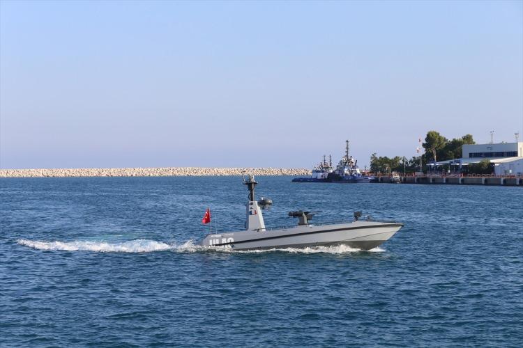 <p>"Gerçekten bu işte Türkiye öncü olmaya çalışıyor. İnsansız deniz araçlarında dünyadaki trendin daha yeni yeni başladığını görebiliyoruz. Eğer Türkiye olarak tıpkı insansız hava araçlarında ortaya koyduğumuz gibi bir ivmeyi ortaya koyabilirsek insansız deniz araçlarında da biz bir aşamaya gelebiliriz, dünyada aranan ülkelerden bir tanesi olabiliriz. Antalya Serbest Bölgeyi bu manada değerli buluyoruz, arkadaşlarımızla çalışmaya devam edeceğiz."</p>
