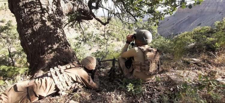 <p>Açıklamada, operasyonun ilk gününde, Şırnak Bestler Dereler bölgesi ile Siirt Herekol bölgesinde yapılan arama ve tarama faaliyetinde kapsamında tespit edilen 8 mağara, 18 sığınak ve barınakta, 7 jeneratör, anti personel roketatar mühimmatı, 51 buçuk metre elektrik kablosu, EYP düzenekli büyük tüp, basma düzenekli EYP, 4 mevzi ve 1 tuzaklanmış mevzi, 4 adet büyük tüp ile çok sayıda sağlık ve yaşam malzemeleri ele geçirilerek imha edildiği belirtildi</p>
