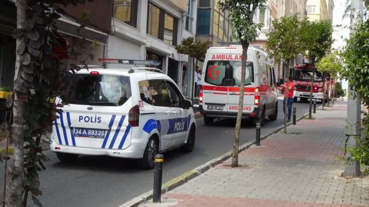 <p>Polisin kelepçe takarak gözaltına aldığı N.G., ambulansa alınarak hastaneye kaldırıldı.<br />
<br />
Kadının pencereden aşağı döktüğü kezzap mahalle esnafı tarafından yıkanarak temizlendi.<br />
<br />
N.G'nin son 3 aydır sürekli saldırgan tavırlar sergilediği, defalarca şikayet edildiği ve yan binadaki kafe çalışanını bıçakla yaraladığı öğrenildi.</p>