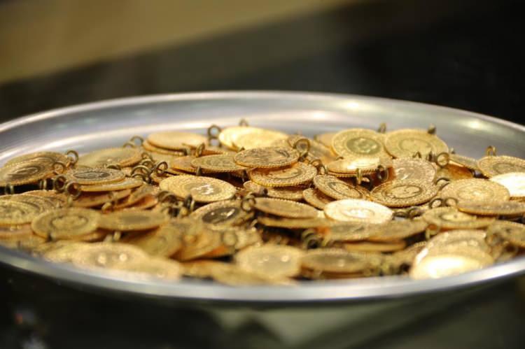 <p> Aynı dakikalarda çeyrek altın 1.627 lira, Cumhuriyet altını da 6.647 liradan satılıyor.</p>