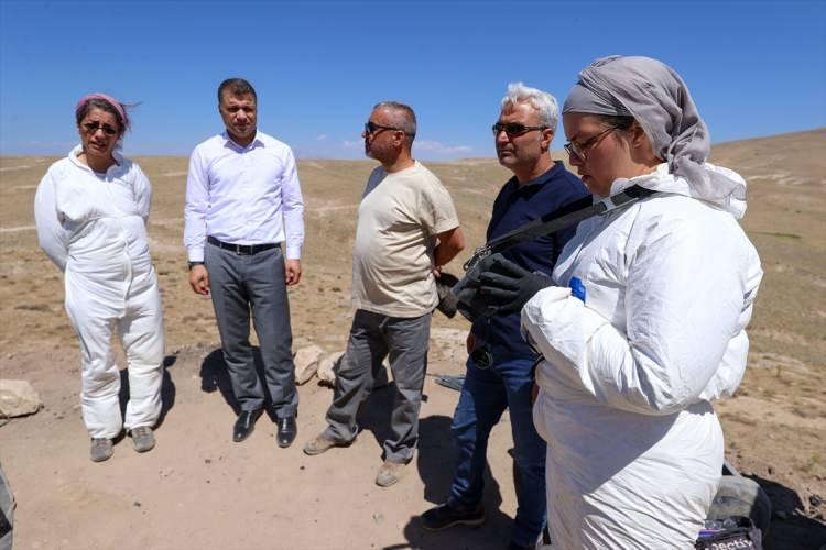 <p>Başkent ilan ettikleri Van'da yıllarca hüküm süren Urartulara ait yeni bilgilerin elde edilmesini sağlaması beklenen yapı grubu, AA ekibince ilk kez görüntülendi.</p>
