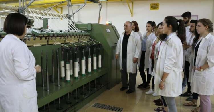 <p>Yeni yatırımlarla büyüyerek her yıl ihracat hacmini arttıran tekstil sektöründe tekstil mühendisi yetişmiyor. Büyük holding ve şirketlerden kendilerine tekstil mühendisi talebi yağdığını söyleyen Gaziantep Üniversitesi (GAÜN) Mühendislik Fakültesi Dekanı Prof. Dr. Mustafa Bayram, “Firmalar tekstil mühendisliğinden mezun olan öğrencileri işe almak için rekabet ediyor” dedi.</p>

