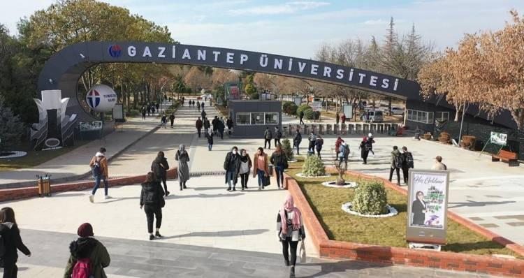 <p><strong>“Firmalar öğrencileri işe almak için rekabet ediyor”</strong></p>
<p>Firmaların öğrencileri işe almak için rekabet ettiğini sözlerine ekleyen Bayram, “Çünkü arz talep dengesi biraz farklı. Tercih sürecinde olan öğrencilere tekstil mühendisliğini tavsiye ediyoruz. Çünkü mühendislik ölmeyecek bir dal. Burada tekstil mühendisliğinden mezun olan öğrencilerin önü açık. Fakültemizin en önemli özelliği iyi bir eğitim kadromuzun olması. Laboratuvarlarımız oldukça gelişmiş durumda. Yurtdışıyla çok iyi ilişkilerimiz var. Üniversite içinde Teknopark ve teknoloji transfer merkezi olması öğrencilerimiz için büyük avantaj. Bölümlerde eğitim tamamıyla İngilizce olarak yapılıyor. Fakültemizden mezun olanların işsiz kalma gibi bir derdi yok. Çünkü dünyanın her tarafında bizim mezunlarımız var. Bugüne kadar binlerce mezun vermişiz. Bunların binlercesi de yurtdışında çalışıyor. Yani sadece Türkiye’de değil, dünyanın tamamında kabul gören bir fakülte konumundayız” diye konuştu.</p>