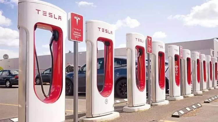 <p>Tesla marka araçlar için 8 adet şarj ünitesinin hizmet vereceği hızlı şarj noktasında aynı anda 8 araç şarj olabilecek. Türkiye’de ilk olan istasyonun yanında 11 noktada daha Tesla şarj istasyonu kurulacak.</p>