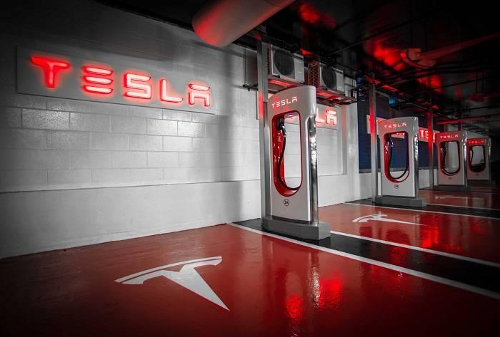 <p>250 kW’lık daha yüksek şarj kapasitesi ile daha verimli ve daha kısa sürede şarj imkanı sağlayan Supercharger V3 ile 5 dakikalık sürede 120km’lik menzil elde etmek mümkün oluyor.</p>