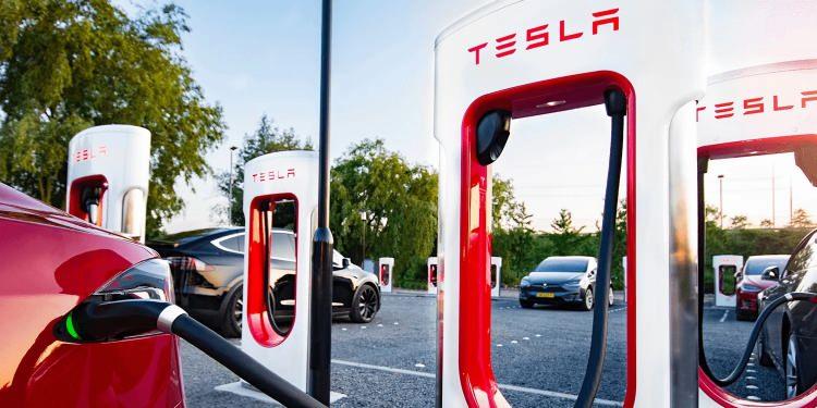 <p>Tesla, dünyanın en büyük elektrikli otomobil üreticisi olarak konumlanıyor. Özellikle kullanıcılarına sunduğu tamamen otonom sürüş ve batarya teknolojileri sayesinde çok seviliyor.</p>
