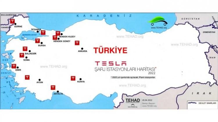 <p>Tesla, ilk olarak Türkiye'de 10 adet hızlı şarj istasyonu açmayı planlıyordu. Ancak bu yılın başlarında yayınladığı listeye göre bu sayı 12’ye çıkartıldı. İstasyonların konumları İstanbul – İzmir otobanı üzerinde yoğunlaşmış olsa da İstanbul – Ankara yolu arasında da da birkaç istasyon bulunuyor.</p>