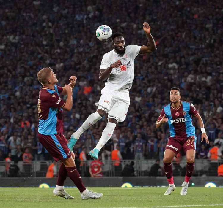 <p>TFF tarafından 16. kez düzenlenen Turkcell Süper Kupa'da 2021-2022 sezonunu şampiyon olarak tamamlayan Trabzonspor ile Ziraat Türkiye Kupası'nın son sahibi Demir Grup Sivasspor karşı karşıya geldi.</p>
<p> </p>
