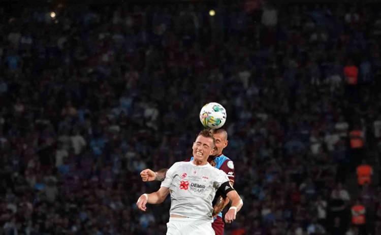 <p>Atatürk Olimpiyat Stadı'nda oynanan karşılaşmayı Trabzonspor 4-0 kazandı.</p>