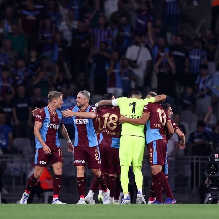 <p>Trabzonspor, bu sonuçla Süper Kupa tarihindeki en farklı galibiyeti aldı.</p>
