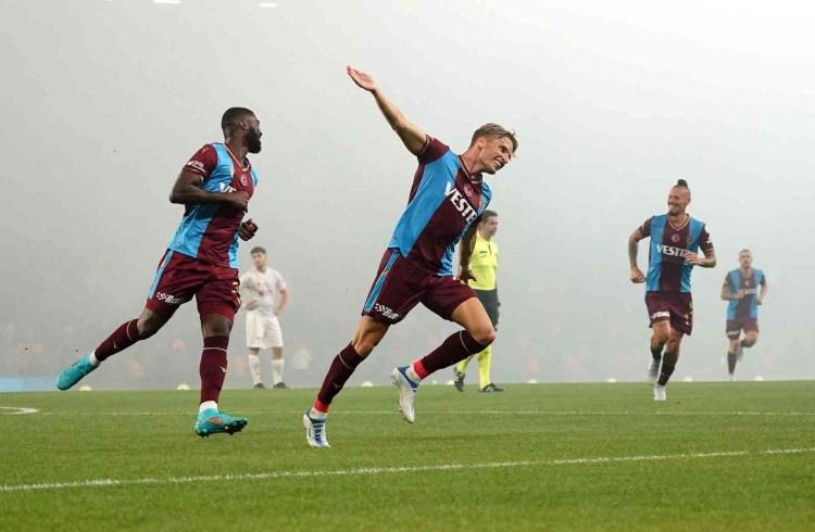 <p>Sivasspor filelerine dört gol gönderen Trabzonspor, Süper Kupa tarihinde bir maçta dört gol atan ilk takım oldu.</p>
