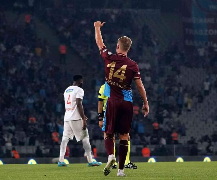 <p>Attığı 2 golle gecenin kahramanı olan Andreas Cornelius, Süper Kupa finalinin en değerli oyuncusu seçildi.</p>