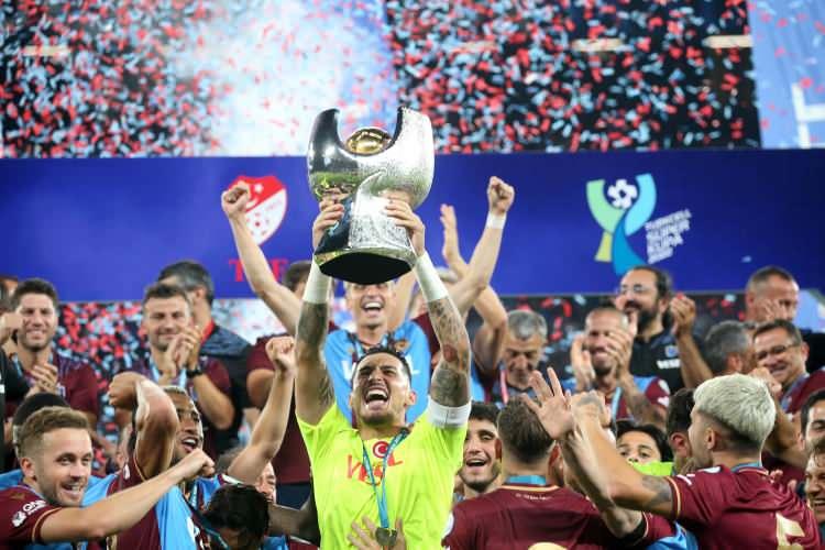 <p>Kaptan Uğurcan Çakır'ın ellerinde havaya yükselen Süper Kupa, futbolcuların seremonide büyük coşku yaşamasına neden oldu.</p>