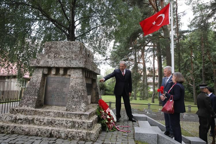 <p>Akar, resmi ziyaret kapsamında geldiği Letonya'daki temaslarına devam ediyor.</p>
<p>Başkent Riga'daki görüşmelerini tamamlayan Bakan Akar daha sonra Letonya Başbakan Yardımcısı ve Savunma Bakanı Pabriks ile Türk Şehitliği'ni ziyaret etmek üzere kara yoluyla Riga'ya 100 kilometre mesafedeki Cesis kentine geçti.</p>