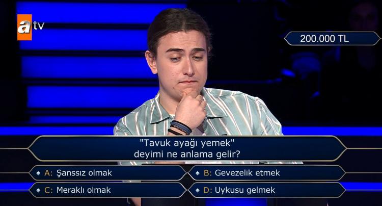 <p><span style="color:#000000"><strong>200.000 TL değerindeki soruya ulaşmayı başaran genç yarışmacı "Tavuk ayağı yemek deyimi ne anlama gelir?" sorusu karşısında şaşkına döndü.</strong></span></p>
