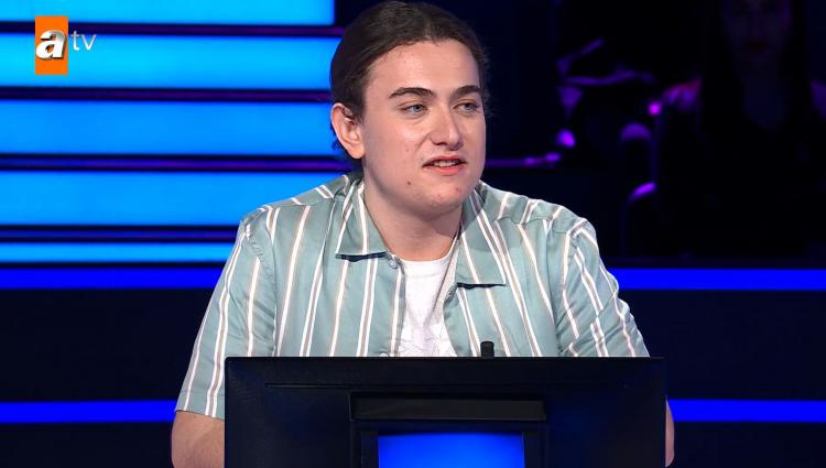 <p><span style="color:#000000"><strong>İlk soruları rahatlıkla yanıtlayan gen&ccedil; yarışmacı, heyecanlı halleriyle izleyenlerin sempatisini kazandı.&nbsp;</strong></span></p>
