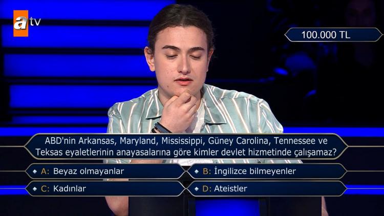 <p><span style="color:#000000"><strong>T&uuml;m joker haklarını kullanan yarışmacı "ABD'nin Arkansas, Maryland, Mississipi, G&uuml;ney Carolina, Tennessee ve Teksas eyaletlerinin anayasalarına g&ouml;re kimler devlet hizmetinde &ccedil;alışamaz?" sorusuna yanıt vermekte kararsızlık yaşadı.</strong></span></p>
