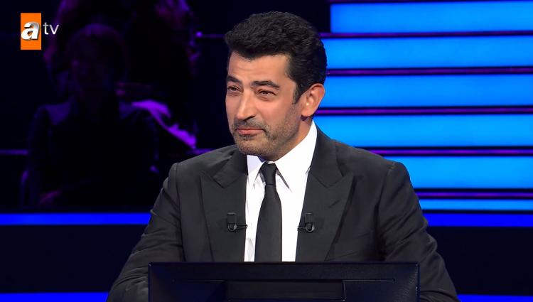 <p><span style="color:#000000"><strong>B Şıkkı İngilizce bilmeyenler ve D Şıkkı Ateistler şıkları arasında se&ccedil;im yapmakta zorlanan yarışmacı D Şıkkı Ateistler diyerek risk aldı ve doğru yanıtladı.</strong></span></p>
