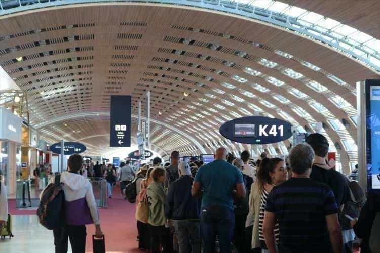 <p>Yolcular check-in için en az 4 saat bekliyor. Milyonlarca yolcunun ağırlandığı İstanbul'da bu süre 1 dakika.</p>