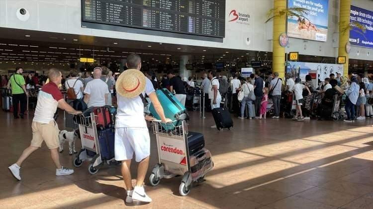 <p><strong>AVRUPA'DA 250 VALİZ KAYBOLUYOR</strong></p>

<p>Avrupa'daki havalimanlarında ise ciddi bir kaos yaşanıyor. Amsterdam Schiphol Havalimanı'nda valizlerin gecikme ve kaybolma sorunu hâlâ çözülemiyor.</p>
