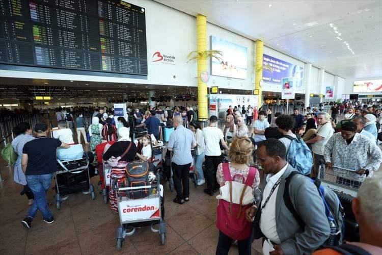 <p>Londra Heathrow Havalimanı 11 Eylül'den itibaren günlük yolcu sayısını da 100 binle sınırlandırmaya hazırlanıyor. </p>
