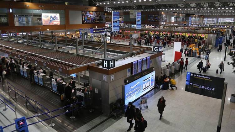 <p><strong>SABİHA GÖKÇEN'DE DE TÜM OPERASYONLAR BAŞARILI</strong></p>

<p>Yoğun bir turist trafiğinin yaşandığı İstanbul'un ikinci havalimanı Sabiha Gökçen'de de operasyonlar başarıyla yönetiliyor.</p>
