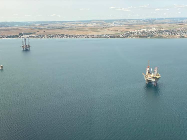 <p>Dönmez, Türkiye'deki yüzer LNG depolama ve gazlaştırma ünitelerine (FSRU) de değinerek, "Son yıllarda LNG terminallerimize iki adet de FSRU terminali eklemiştik. Onlar çalışır vaziyette. Bir üçüncüsü de Saros Körfezi'nde tamamlanmak üzere. Bu yıl içerisinde oradaki terminali de tamamlamış olacağız." bilgisini paylaştı.</p>