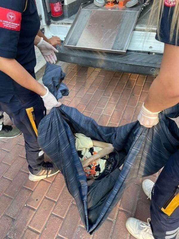 <p>Kardeşim yakalanmamak i&ccedil;in bir yıl boyunca oğlumu bir odaya kilitlemiş. Ben sığınma evinde olduğunu d&uuml;ş&uuml;n&uuml;yordum kardeşimle birlikte. Bir gittim &ccedil;ocuğumu hastanede g&ouml;rd&uuml;m. Benim &ccedil;ocuğum bu kadar zayıf ve kim bu hale getirdi&rdquo; dedi.</p>
