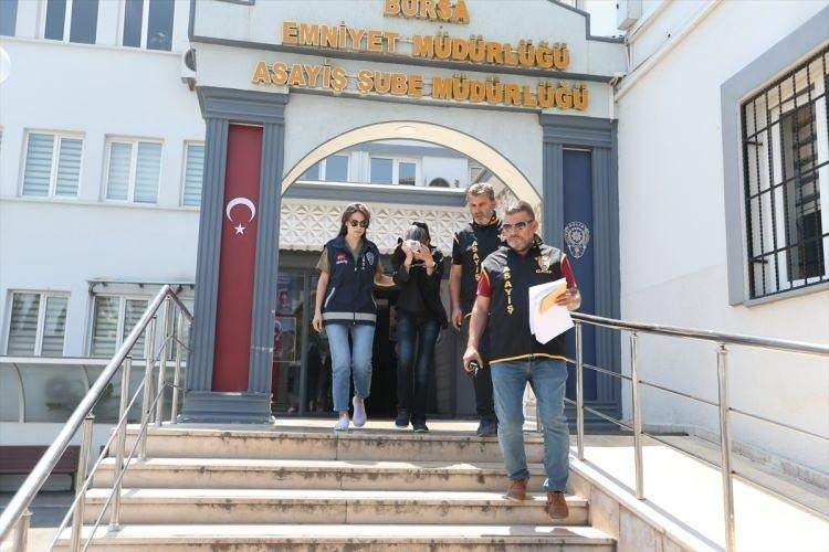<p><strong>KAFEDE KEYİF YAPARKEN GÖZALTINA ALINDI</strong></p>

<p>Polis ekipleri tarafından merkez Osmangazi ilçesi Setbaşı'nda bir kafede otururken gözaltına alınan teyze Kamuran Pınar A., emniyetteki sorgusunun ardından adliyeye sevk edildi.</p>
