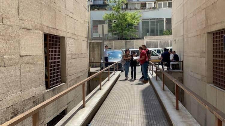 <p>Bursa'da kiraladığı evi çöplüğe çeviren ve yaklaşık 1 yıldır da 9 yaşındaki yeğenini bu evde alıkoyan teyze Kamuran Pınar A. sevk edildiği adliyede çıkarıldığı mahkemece tutuklanarak cezaevine gönderildi.</p>
