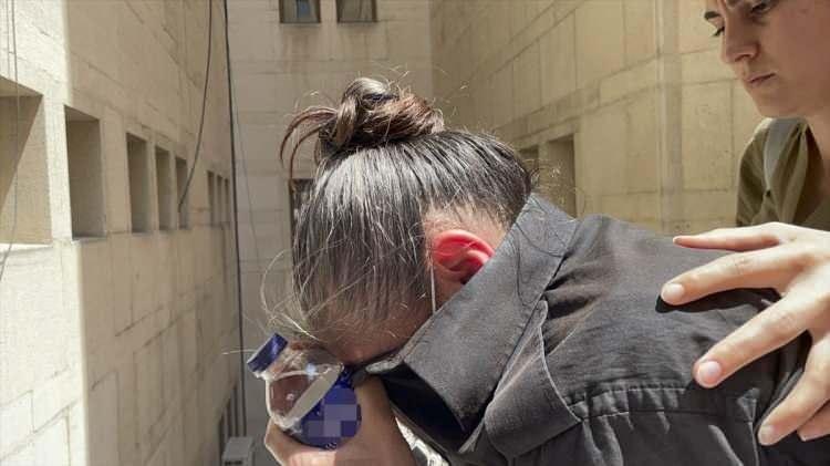 <p>Ne bizimle ne de başka biriyle muhatap olmazdı. Kendi halinde bir kadındı. Birka&ccedil; kez bizden d&ouml;ner aldı. Onun haricinde hi&ccedil; konuşmazdı. Hi&ccedil; ş&uuml;pheli hareketi yoktu. Gayet normal şekilde elinde iki &uuml;&ccedil; poşetle inip &ccedil;ıkıyordu.&nbsp;</p>
