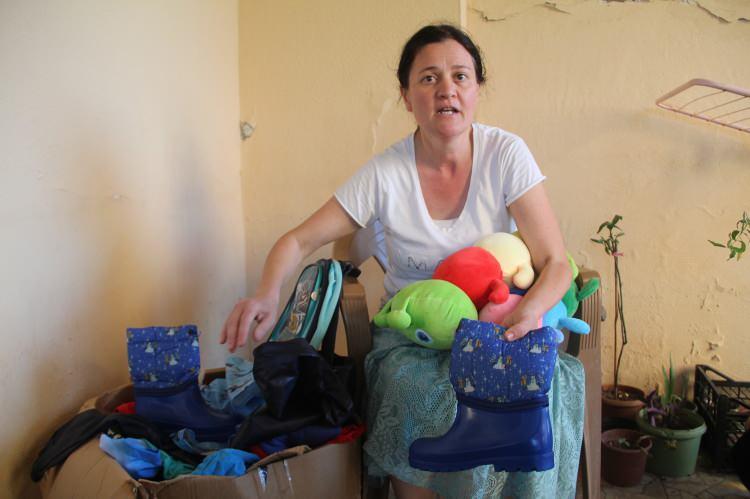 <p>Oğlunu aramadığı bir g&uuml;n dahi olmadığını dile getiren Yasemin A., &ldquo;S&uuml;rekli dilek&ccedil;e verdim, şikayet&ccedil;i oldum. Bursa&rsquo;da yaşıyordum, 19 aylıkken onu anneme bıraktım. Annem Antalya&rsquo;ya gelemeyecekti, kız kardeşim de boşanıp &ccedil;ocuğuyla geliyor. Annem &ccedil;ocuğuma gayet iyi bakıyordu. Annem &ouml;leli 3 yıl oldu, o g&uuml;n bug&uuml;nd&uuml;r oğlumdan haber alamıyorum. Sesini bile duyamadım.&nbsp;</p>
