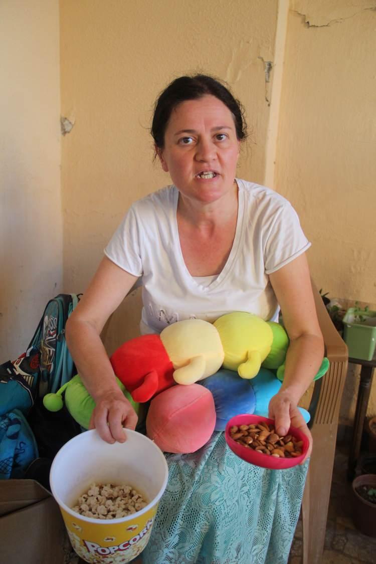 <p>&Ccedil;ocuğumu alamadan başkalarının yardımıyla Antalya&rsquo;ya d&ouml;nebildim. 3 yıldır &ccedil;ocuğumun sesini duyamıyorum, bana s&uuml;rekli beklememi s&ouml;ylediler. Şile&rsquo;de kardeşim hakkında aranma kaydı &ccedil;ıkarıldı. Bana yakalanacağını s&ouml;ylediler.&nbsp;</p>
