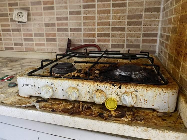 <p><strong>EVİN YENİ FOTOĞRAFLARI ORTAYA &Ccedil;IKTI</strong></p>

<p>Yanan ve uzun s&uuml;redir temizlenmediği belli olan ocak, tuvalet ve odalar dikkat &ccedil;ekti.</p>
