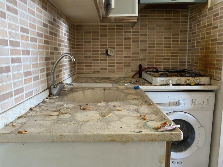 <p>Bu durumu emlak&ccedil;ıya s&ouml;ylediğimde &lsquo;Evet &ccedil;ok pis koku var, temizlik olmadığı i&ccedil;in&rsquo; dedi. Halbuki kadın kapıyı a&ccedil;tıktan sonra o koku gelmeye başladı.</p>
