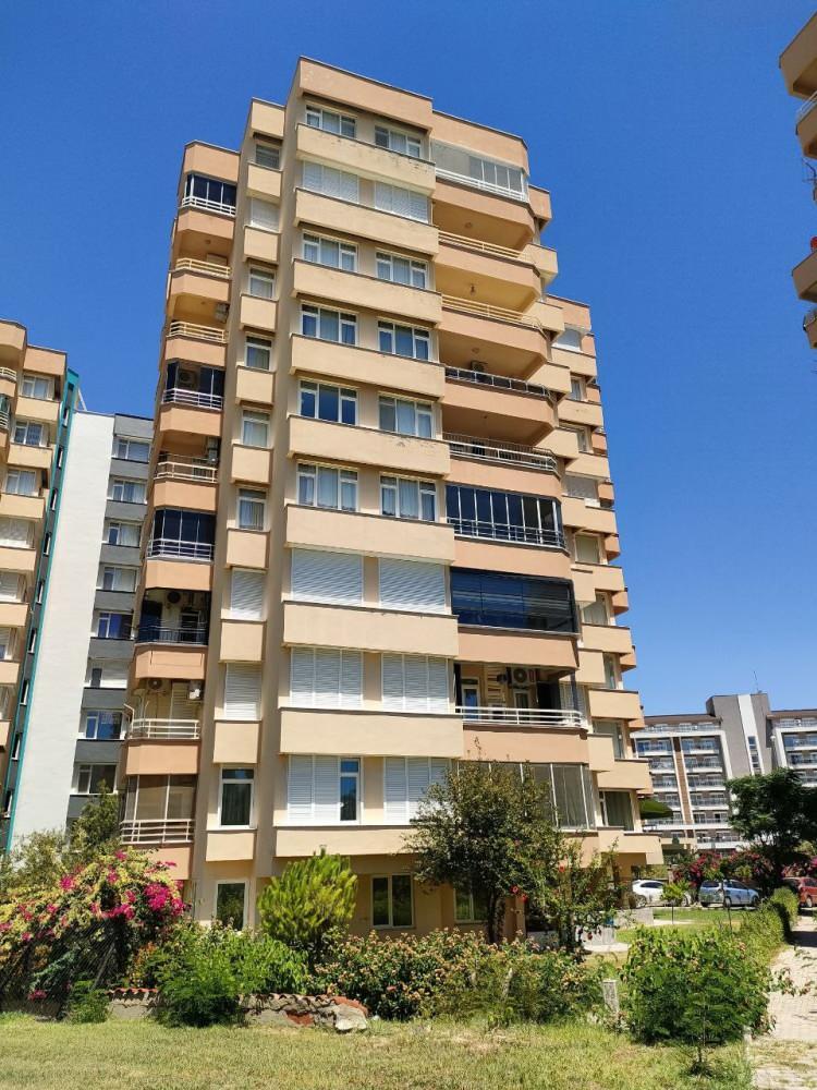 <p><strong>ANTALYA'DA YAŞIYOR</strong></p>

<p>Antalya'nın Aksu il&ccedil;esinde yaşayan annesi Yasemin A., yaşananlarla ilgili a&ccedil;ıklamalarda bulundu. Balkonda &ccedil;ocuğu i&ccedil;in aldığı karton kutu i&ccedil;indeki oyuncak ve kıyafetleri g&ouml;steren Yasemin A., d&uuml;zenli olarak &ccedil;ocuğuna eşya g&ouml;nderdiğini belirtti.</p>
