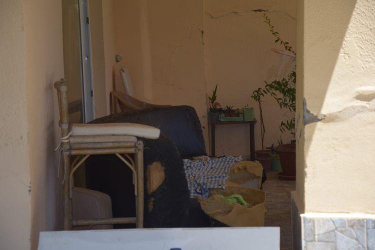 <p><strong>"ANNENİN EVİNİN DE BİR FARKI YOK"</strong></p>

<p>Yasemin A.&rsquo;nın evinin de ablasının evinden bir farkı olmadığını s&ouml;yleyen Toker, site sakinlerinin &ccedil;ok kez evden şikayet&ccedil;i olduğunu kaydetti. Evin i&ccedil;inin ne halde olduğunu anlatan Toker, ş&ouml;yle konuştu:</p>

<p>&ldquo;Yatak yok, yerde bir tane d&ouml;şek var. Muhtemelen k&ouml;pekle birlikte orada yatılıyor. Evde bir sokak k&ouml;peği var. Aslında 1 tane değil, belli ki bu durumlardan dolayı evdeki hayvan sayısı azaltılmış. 25-30 tane kedi vardı.</p>

<p>&nbsp;</p>
