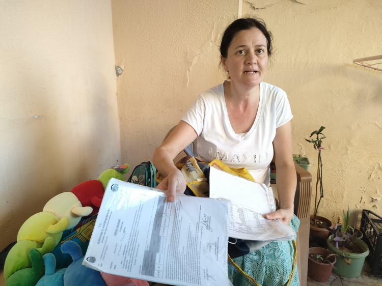 <p>&Ccedil;ocuğu bizzat g&ouml;rmediğini, d&uuml;n &ccedil;ıkarırlarken g&uuml;venliğin g&ouml;rd&uuml;ğ&uuml;n&uuml; s&ouml;yleyen Toker, "'K&uuml;&ccedil;&uuml;c&uuml;k bir top gibi bir şey arabada i&ccedil;eri sinmişti&rsquo; diyor. &Ccedil;ok fazla bir şey g&ouml;rememiş. Anlatıyor, &lsquo;Badem aldım, mısır patlattım, &ccedil;ocuğa onları yediriyorum&rsquo;. Ciddi bir sıvı takviyesi lazım, uzmanlar daha iyi bilir" ifadelerini kullandı.</p>
