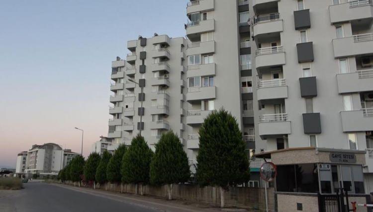 <p><strong>ANNEDEN SAVCI TALİMATI İLE ALINDI</strong></p>

<p>Cem Muhammet A., Bursa&rsquo;daki işlemlerinin ardından Antalya&rsquo;da yaşayan annesine teslim edildi. Site y&ouml;netiminin başvurusu &uuml;zerine, savcılık talimatı ile Antalya Sosyal Hizmetler İl M&uuml;d&uuml;rl&uuml;ğ&uuml;ne teslim edildi. &Ouml;te yandan, &ccedil;ocuğun sağlık sorunlarının bulunması nedeniyle Akdeniz &Uuml;niversitesi Hastanesi Genel &Ccedil;ocuk ve &Ccedil;ocuk Gastroenteroloji Polikliniği&rsquo;nden girişi yapıldı. K&uuml;&ccedil;&uuml;k &ccedil;ocuğun, Pediatri, &Ccedil;ocuk Ruh Sağlığı, Beslenme ve Diyet Polikliniklerini de kapsayan genel bir değerlendirmeye tabii tutulacağı kaydedildi.</p>
