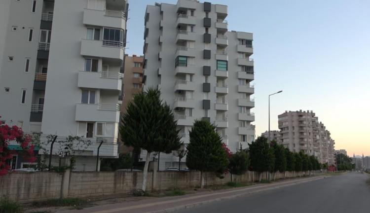 <p><strong>"ANNENİN EVİ HAYVAN BARINAĞI GİBİ"</strong></p>

<p>Annenin yan komşusu Osman Ayg&uuml;l ise, &ldquo;Ben olayı haberlerden &ouml;ğrendim. 3 g&uuml;nden bu yana kadın evde yoktu. 3 k&ouml;pek 4 kedisi vardı ve kapısı kapalıydı. Bu &ccedil;ocuk nasıl burada barınacak diye d&uuml;ş&uuml;nd&uuml;m. &Ccedil;ocuğun &ccedil;&ouml;p evden &ccedil;ıkıp hayvan barınağına geldiğini d&uuml;ş&uuml;nd&uuml;m. Ev &ccedil;ok pis kokudan girilmiyor. Yanından ge&ccedil;erken burnumu kapatıyorum. Eşime gelerek, burada yaşadığını kimseye haber verilmemesi gerektiğini s&ouml;ylemiş. Bu kadın &ccedil;ocuğa hayatta bakamaz. Bambaşka bir d&uuml;nyada yaşıyor&rdquo; diye konuştu.</p>
