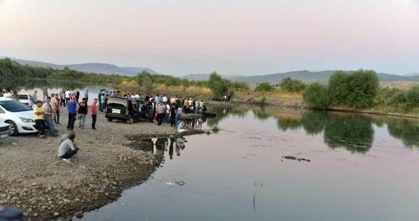 <p>Diyarbakır AFAD Müdürlüğü ile Şanlıurfa Emniyet Müdürlüğü'nden 7, Bingöl AFAD Müdürlüğü'nden 5, Bingöl SAR Arama ve Kurtarma Derneği'nden 6, İl Jandarma Komutanlığı'ndan 40, İl Emniyet Müdürlüğü'nden de 20 personel, nehirde Tutkal'ı arıyor.</p>