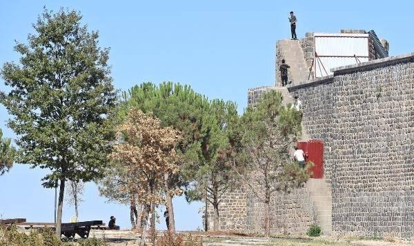 <p>Diyarbakır'da yasağa aldırış etmeyen gençler, demir bariyerleri aşarak 12 metreyi bulan tarihi surlara çıkıp, özçekim yapıyor.</p>
