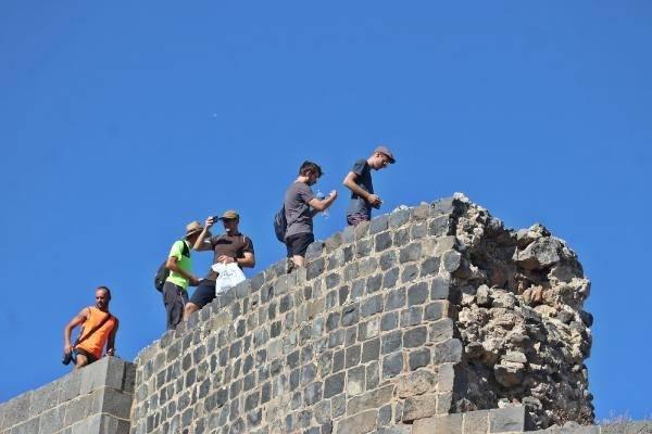 <p>Diyarbakır'da uzunluğu 5 bin 200 metre olan, yüksekliği ise 10-12 metre arasında değişen UNESCO Dünya Kültür Mirası Listesi'ndeki tarihi surlara çıkılması, ölümlü kazaların ardından yasaklandı. </p>
