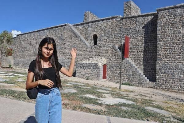 <p>Batman'dan Diyarbakır'ı gezmeye gelen Pınar Yıldız, olup bitenleri şaşkınlıkla izlediğini belirterek, "Batman'dan geldik, az önce şahit olduk. Birkaç kişi buradan surlara tırmanıyorlardı.</p>