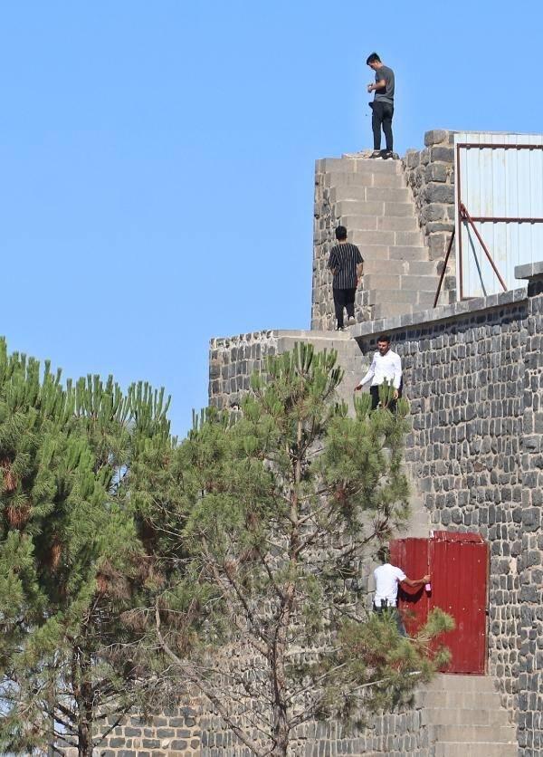 <p> Buna rağmen özellikle gençler, bu bariyerleri aşıp surlara çıkarak özçekim yapıyor. </p>