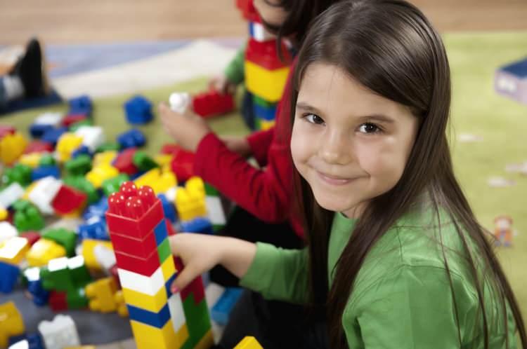 <p><span style="color:#800080"><strong>3 ila 6 yaş aralığındaki çocuklar ise lego gibi puzzle tarzı oyuncaklarla, evcilik oynaması için toplu arkadaş ortamlarına sokulması gerekmektedir. Çocukların gelişimlerini sıkıntısız bir halde tamamlayabilmeleri için, sosyal ortamlarda arkadaş edinmesi oldukça önemlidir. Böylece hayali arkadaş kavramı ortadan kalkarken, arkadaşlarına nasıl davranması gerektiğini, toplum içinde nasıl olması gerektiğini, kime nasıl hitap edeceğini ya da konuşacağını öğrenmiş olur.</strong></span></p>
