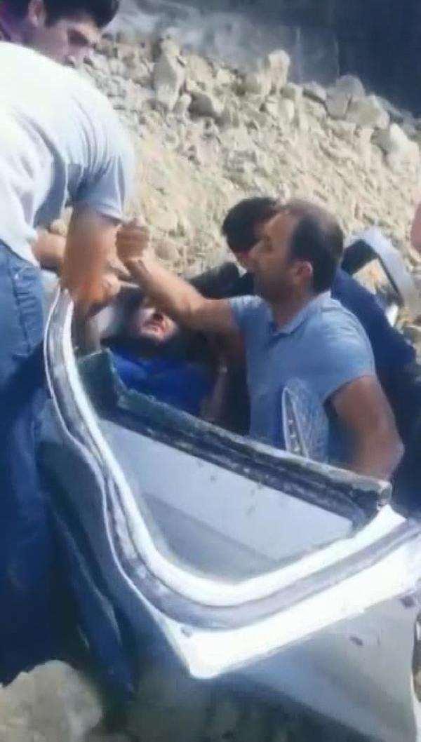 <p>TEM Otoyolu Edirne istikametinde hafriyat yüklü kamyon otomobilin üzerine devrildi. Otomobil sürücüsü yaralanırken, Edirne istikametinde trafik yoğunluğu oluştu.</p>